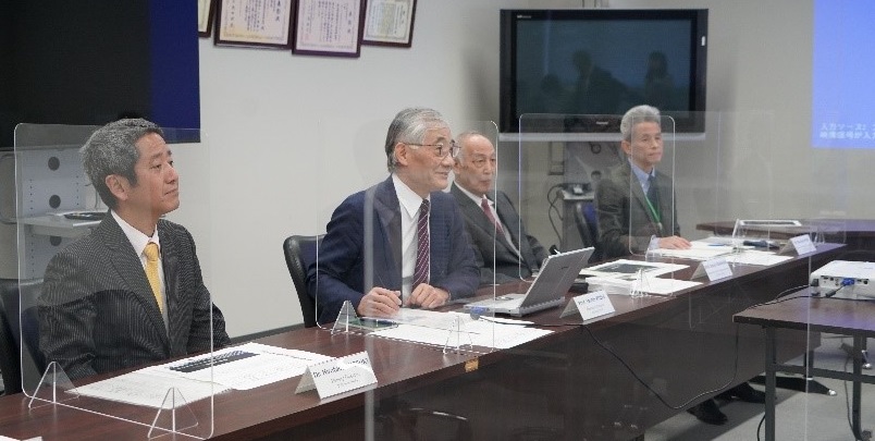 Executive Director KOIKE (second from left) delivers a presentation.